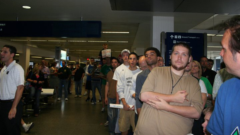 Illustration for article titled A Lot Of Surprisingly Hopeful And/Or Bored Timberwolves Fans Greeted Ricky Rubio When His Plane Landed